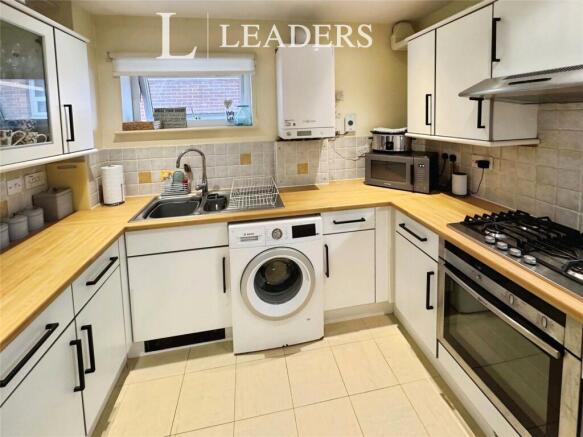 2 bed property, in Hastings Road, £240,000