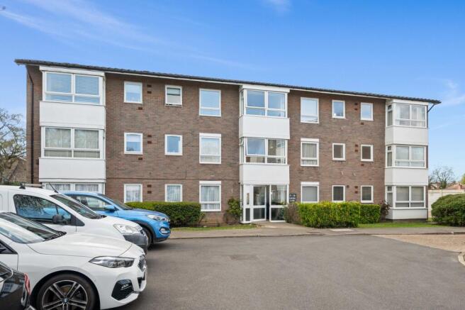 1 bed property, in Carters Close, £225,000
