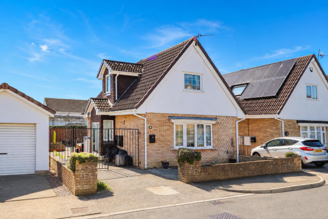 2 bed property, in Brenig Close, £325,000