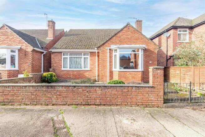 2 bed property, in St. Dunstans Crescent, £275,000