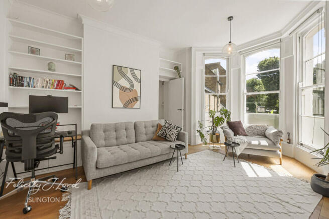 1 bed property, in Seaforth Crescent, £425,000
