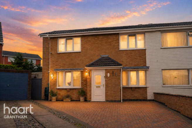 3 bed property, in Scotney Drive, £389,995