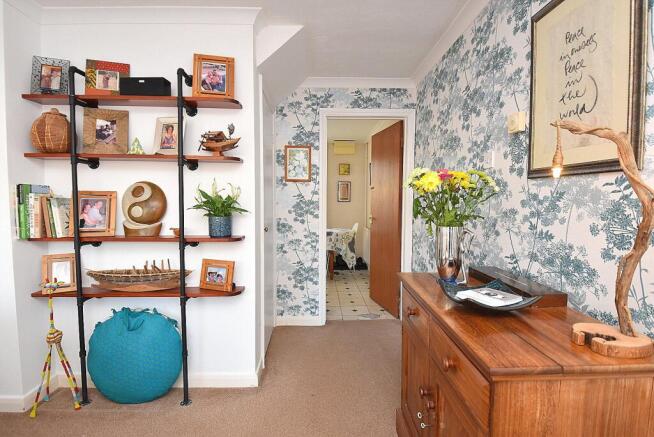 2 bed property, in Shadwell Court, £210,000