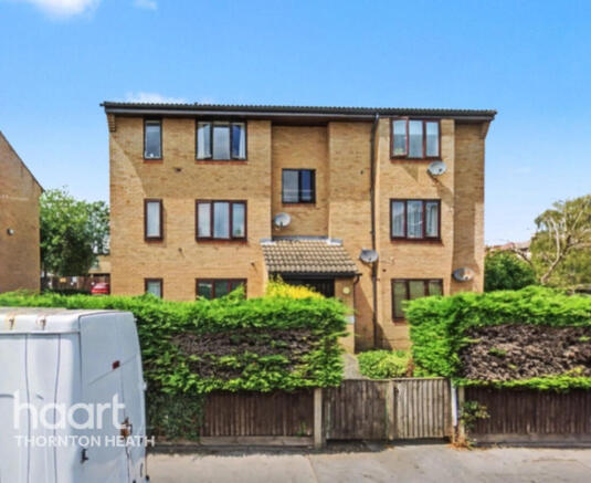 1 bed property, in Doyle Road, £150,000