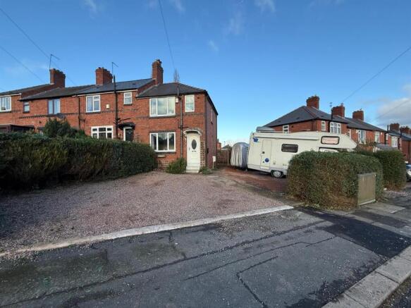 2 bed property, in Summer Road, £190,000