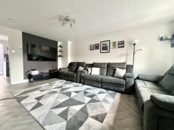3 bed property, in Hunters Way, £525,000