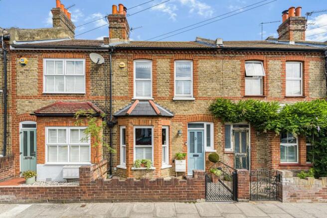 2 bed property, in Mill Plat Avenue, £600,000