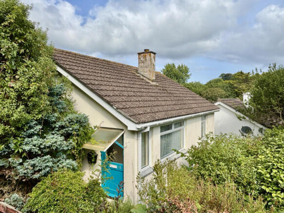 2 bed property, in Barton Close, £225,000