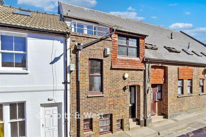 2 bed property, in Broad Street, £280,000