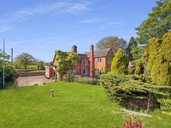 4 bed property, in Newton Hurst, £695,000