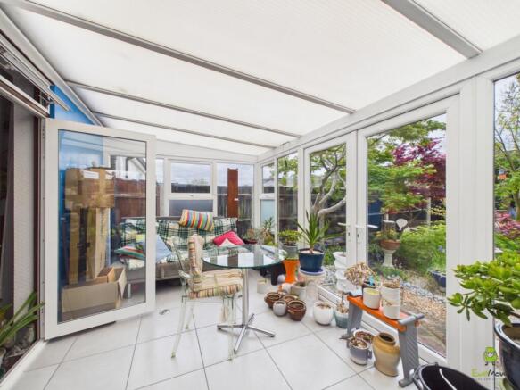 2 bed property, in Little Heath Road, £500,000