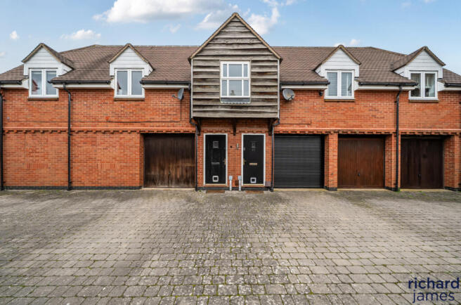 2 bed property, in Redhouse, £180,000