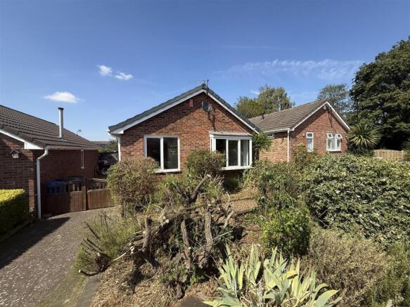 3 bed property, in Middlecliff Court, £250,000