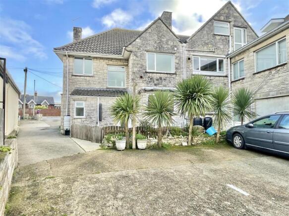 2 bed property, in Overcombe House, £240,000