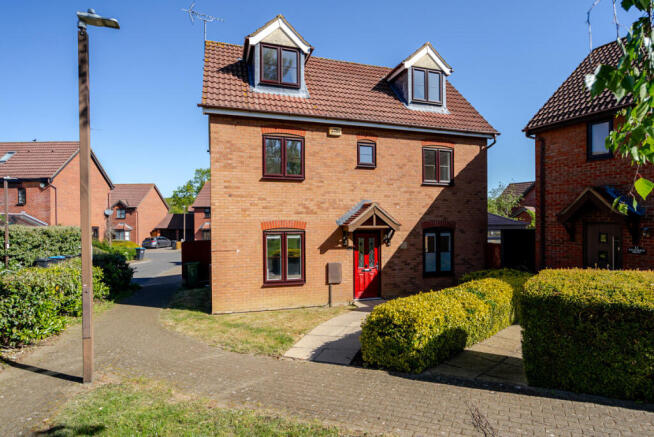 4 bed property, in Upper Wood Close, £550,000