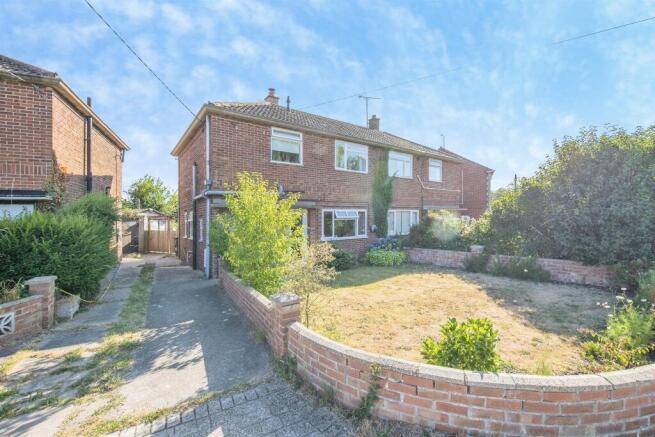 3 bed property, in Rectory Road, £270,000