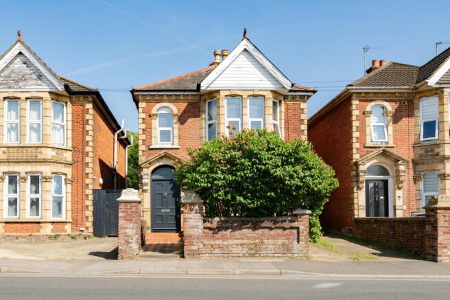 2 bed property, in St. Catherines Road, £225,000