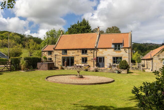 5 bed property, in Low Newbiggin, £799,950