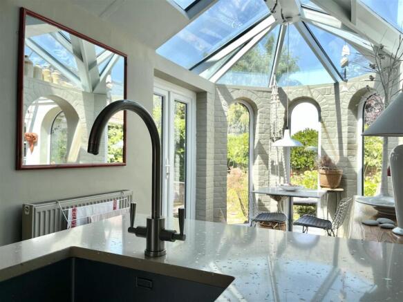 4 bed property, in Pett Road, £775,000