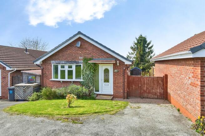 2 bed property, in Chatsworth Drive, £220,000