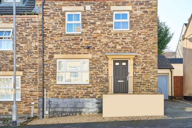 4 bed property, in Snowdrop Crescent, £350,000
