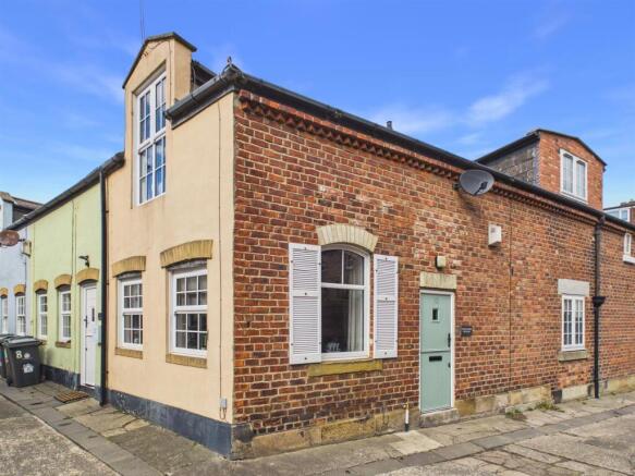 2 bed property, in Percy Gardens Cottages, £300,000