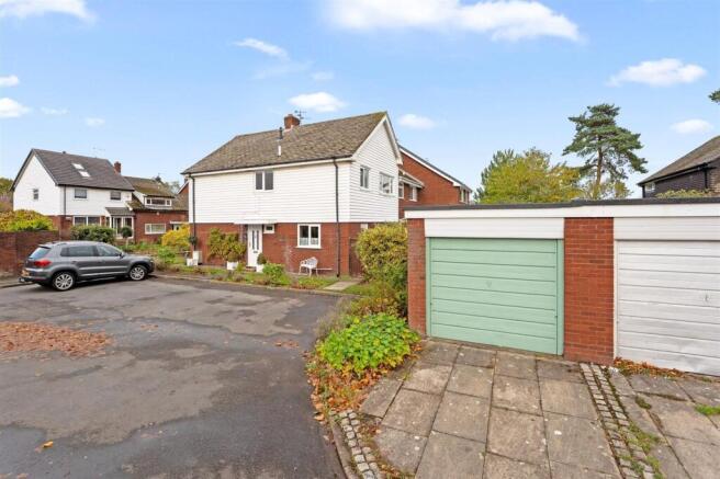 3 bed property, in Long Acre, £300,000
