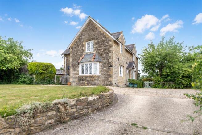 2 bed property, in Manston, £550,000