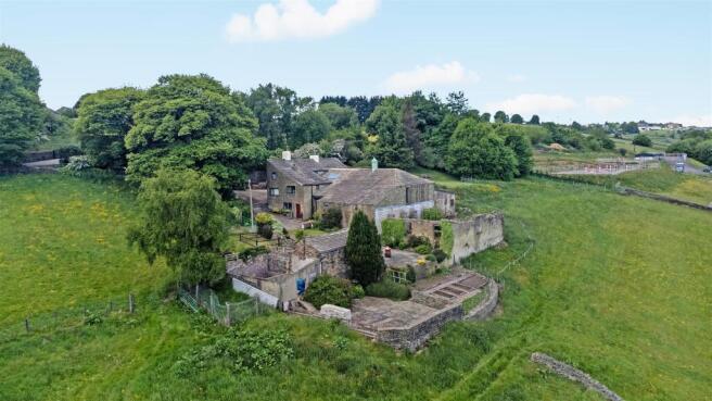 5 bed property, in Storr Hall Farm, £795,000