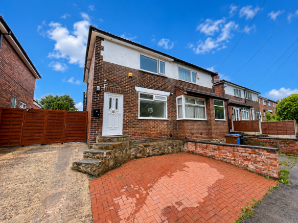 2 bed property, in The Broadway, £250,000