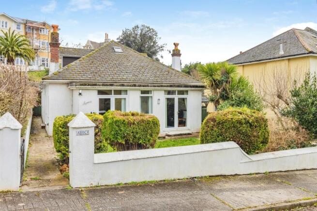 4 bed property, in Avoca Avenue, £350,000