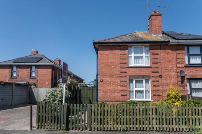 2 bed property, in Briar Crescent, £200,000