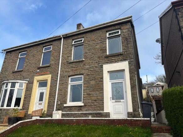 3 bed property, in Old Road, £140,000