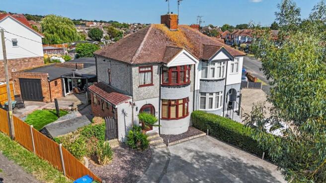3 bed property, in Noreen Avenue, £325,000