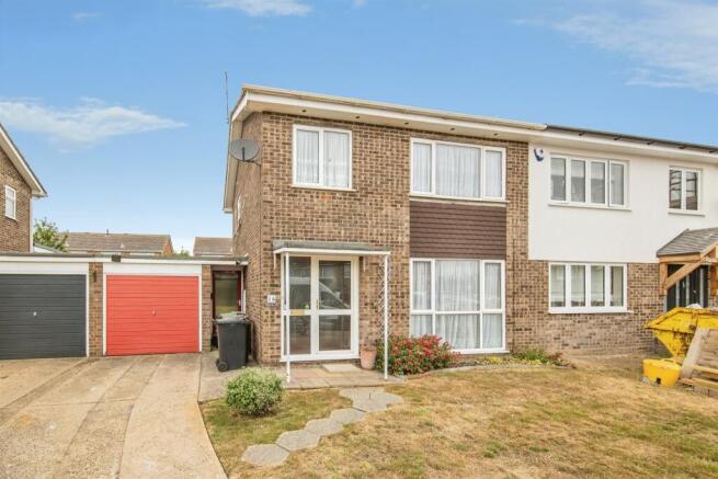 3 bed property, in Bedford Road, £325,000