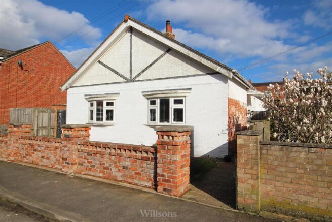 3 bed property, in Roseberry Avenue, £200,000