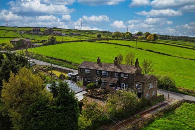 4 bed property, in Pit Lane, £475,000