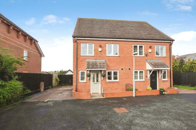 3 bed property, in Butterfly Mews, £285,000