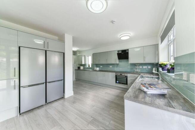 5 bed property, in Green Lane, £825,000