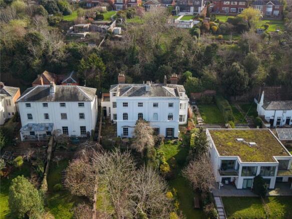 5 bed property, in Lark Hill, £950,000