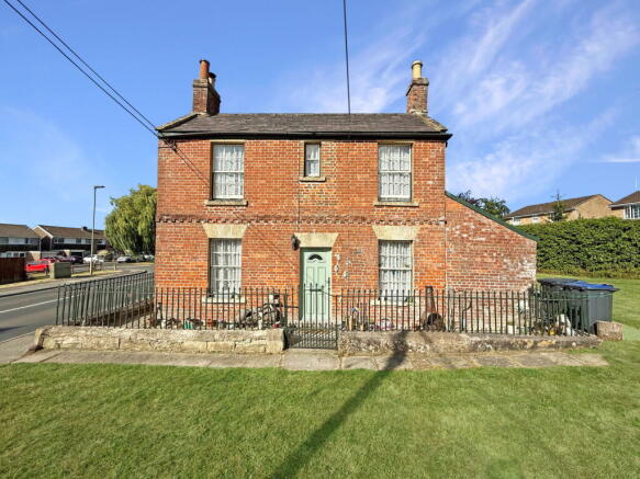 2 bed property, in Southwick Road, £220,000
