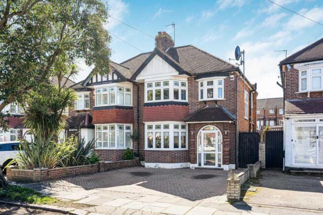 3 bed property, in Gloucester Gardens, £865,000