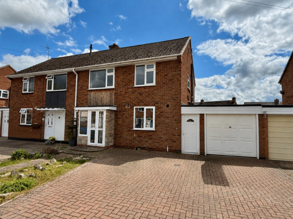 3 bed property, in Meadow Road, £320,000