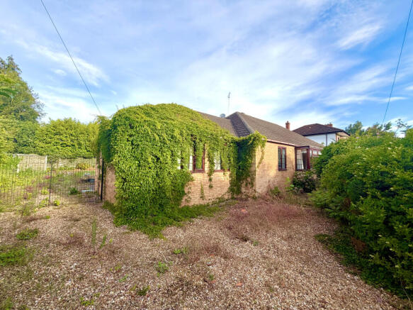 4 bed property, in 2 Spinney Lane, £300,000