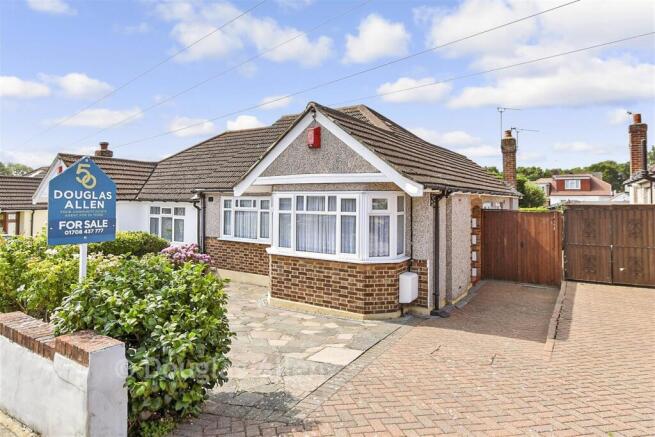 2 bed property, in Ascot Gardens, £450,000
