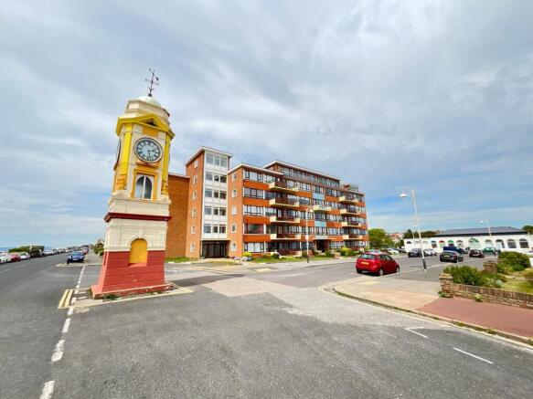 2 bed property, in Park Avenue, £209,950