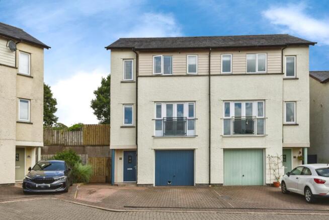 3 bed property, in High Cragg Close, £450,000