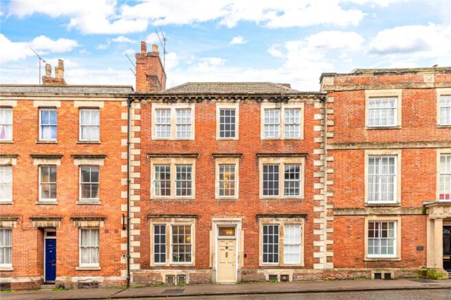 5 bed property, in Long Street, £325,000