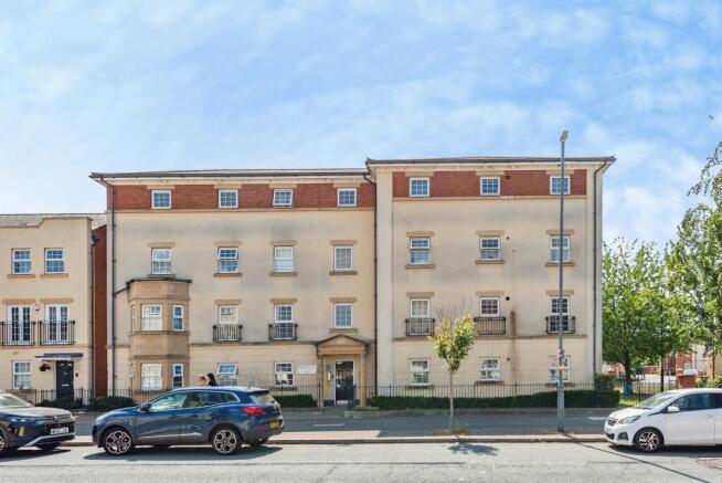 3 bed property, in Redhouse Way, £200,000