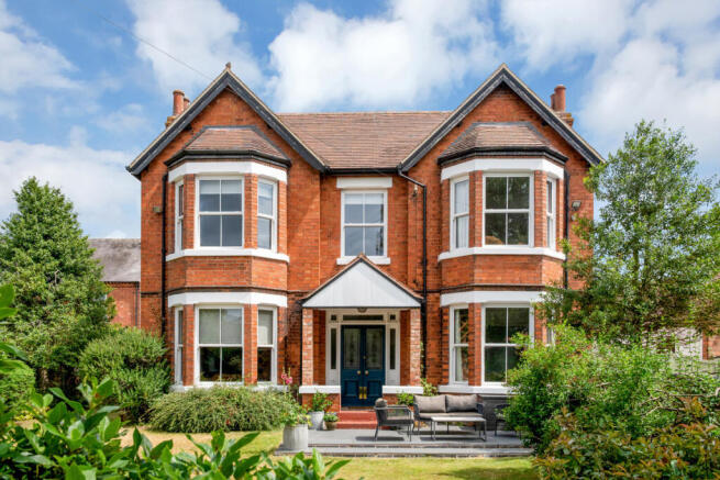 5 bed property, in 38 Main Street, £795,000